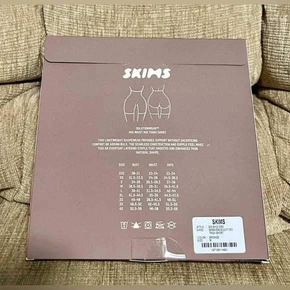 SKIMS Seamless Sculpt Mid Thigh Shorts - Picture 6 of 9